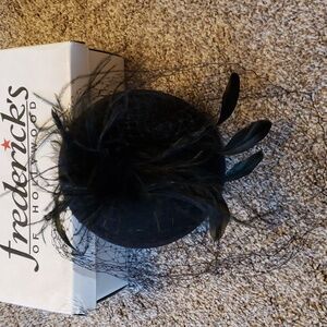 Fascinator hat veil with green iridescent feathers